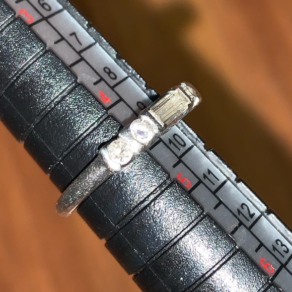 Platinum Ring with Diamonds - Picture 9 of 10